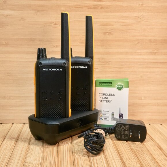 Motorola T471 Talkabout Two-Way Radio (Pair) with Charger Dock - Picture 1 of 7